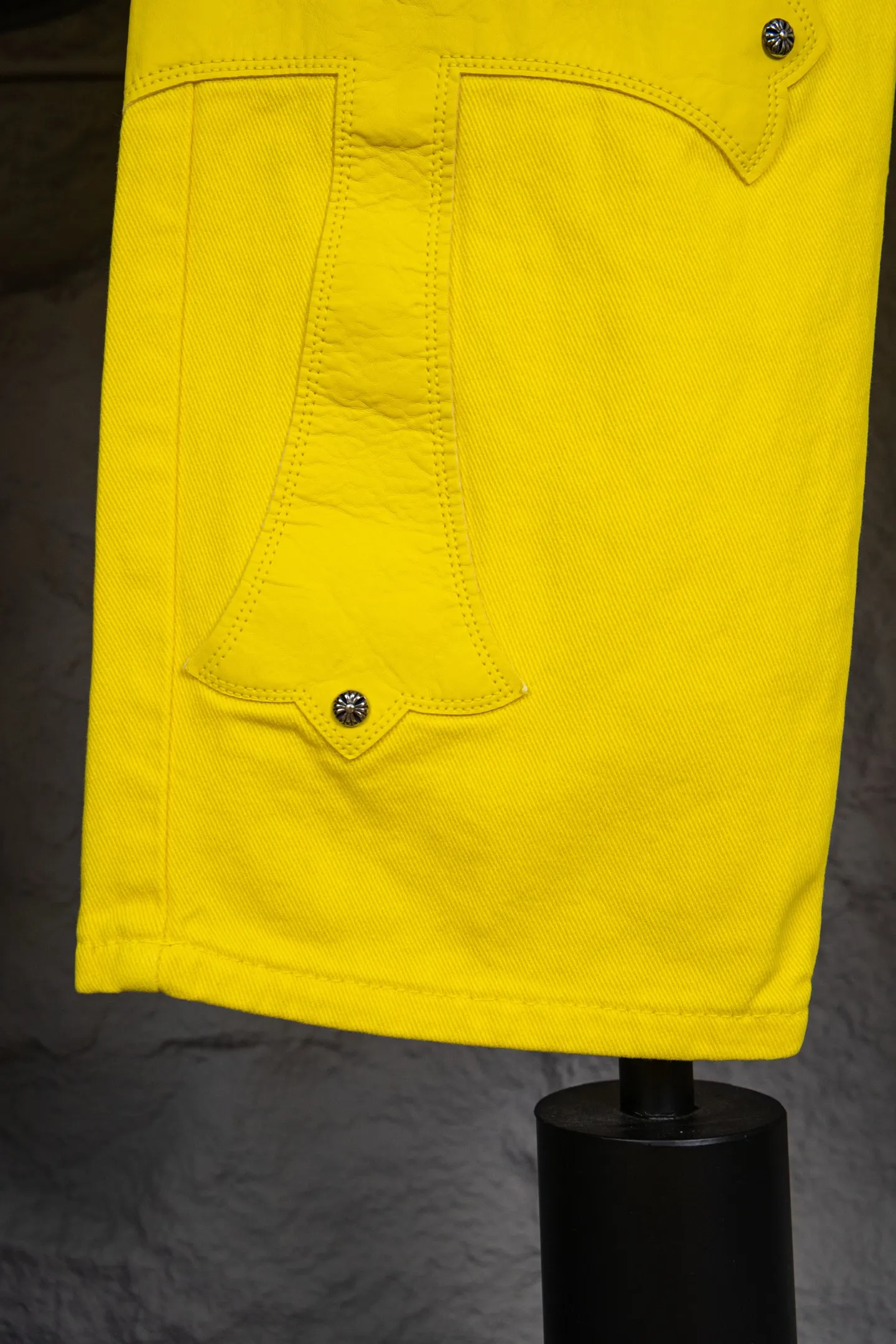 P290 top version CH Chromehearts 2025 new Paris-limited yellow large cross jeans, top ceiling quality, styles with different wash textures, very friendly to people with thin legs and thick legs, straight and loose version very flattering leg shape, timeless moderate length, easy to match with casual, basic styling for various styles, a must-have in the wardrobe! The fabric is stiff but also makes the upper body soft without losing texture. The washing process is even more perfect. It is a must-have item for everyone! ! ! Washed wheat, hang tag, pants label, three complete labels, color: yellow, size: 28, 30, 32, 34